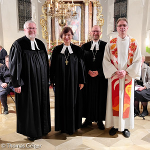 Die vier am Gottesdienst beteiligten Geistlichen v.l.n.r.: Pfarrer Martin Pöschel; Regionalbischöfin Elisabeth Hann von Weyhern; Dekan Tobias Schäfer; Leitender Pfarrer Stefan Alexander; 